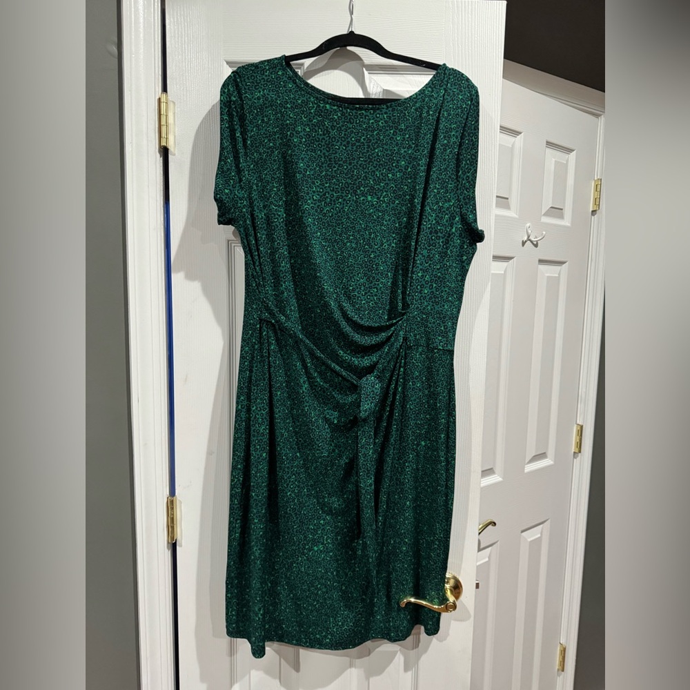 Ann Taylor soft polyester dress. Green and Black pattern 3/4 sleeve